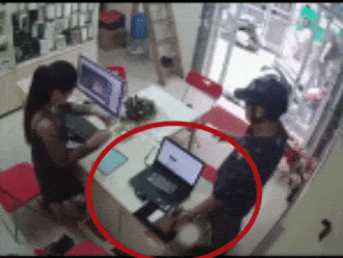 Lật tẩy thủ đoạn trộm điện thoại trong tích tắc