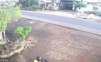 Clip: Chồng bị xe tải cán tử vong, vợ gục xuống đường khóc thảm thiết-1