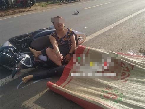 Clip: Chồng bị xe tải cán tử vong, vợ gục xuống đường khóc thảm thiết