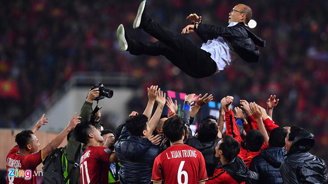 Báo Hàn đi tìm lý do khiến thầy Park đóng băng đàm phán với VFF-1