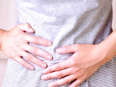 Thấy con mất từng mảng tóc, lại kêu đau bụng, đi khám người mẹ ngỡ ngàng khi biết sự thật