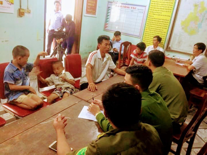 3 bé trai kể lại việc tháo chạy khỏi chiếc ô tô lạ, công an vào cuộc làm rõ-2