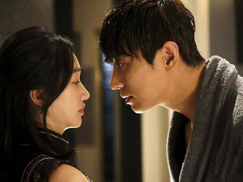 Vừa đưa thiệp mời cưới cho bạn thân, cậu ta lập tức trợn tròn mắt nhìn rồi nhăn mặt khinh thường vợ sắp cưới của tôi-3