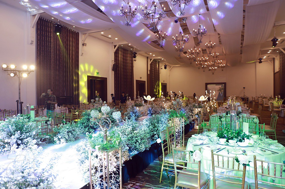 Không gian tiệc cưới ấm cúng, ngập tràn hoa tươi của Thu Thủy và ông xã kém 10 tuổi-2