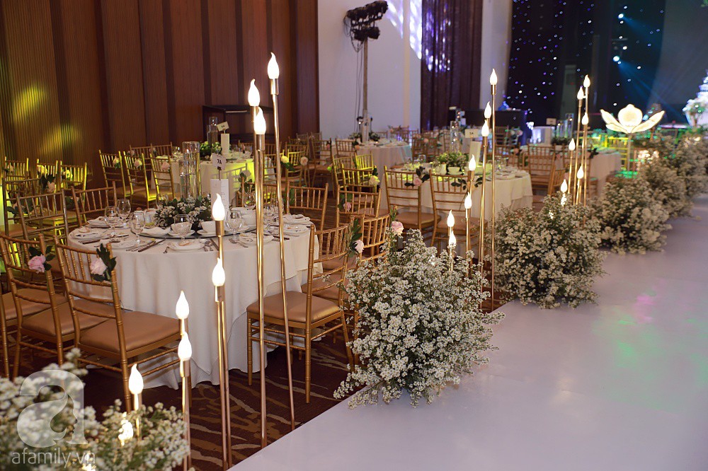 Không gian tiệc cưới ấm cúng, ngập tràn hoa tươi của Thu Thủy và ông xã kém 10 tuổi-12