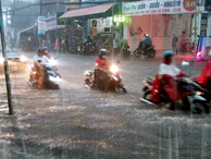 Clip: Vật lộn giữa dòng nước chảy xiết trên đường phố Sài Gòn, xe máy suýt bị cuốn trôi
