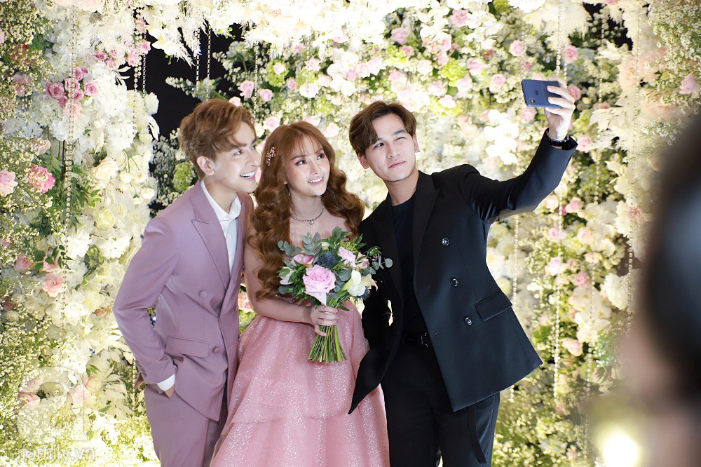 Dàn khách mời khủng xuất hiện sớm trong lễ cưới của giọng ca Mỗi người một nơi cùng chồng kém 10 tuổi-1