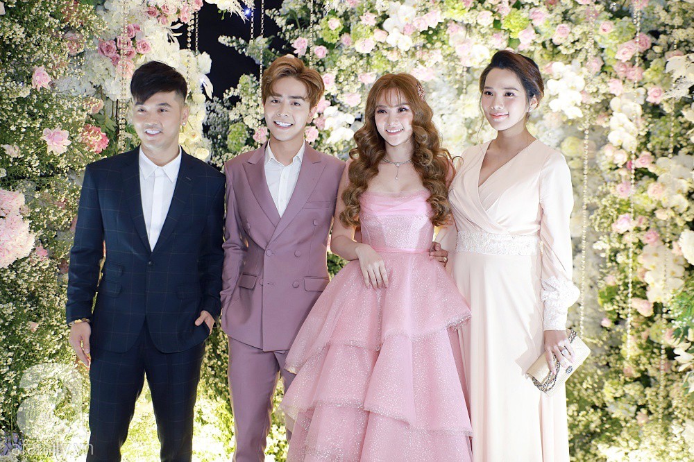 Dàn khách mời khủng xuất hiện sớm trong lễ cưới của giọng ca Mỗi người một nơi cùng chồng kém 10 tuổi-12