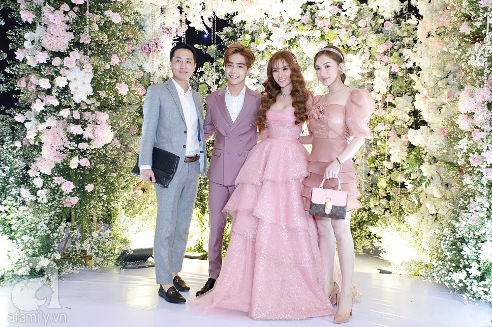 Dàn khách mời khủng xuất hiện sớm trong lễ cưới của giọng ca Mỗi người một nơi cùng chồng kém 10 tuổi-15