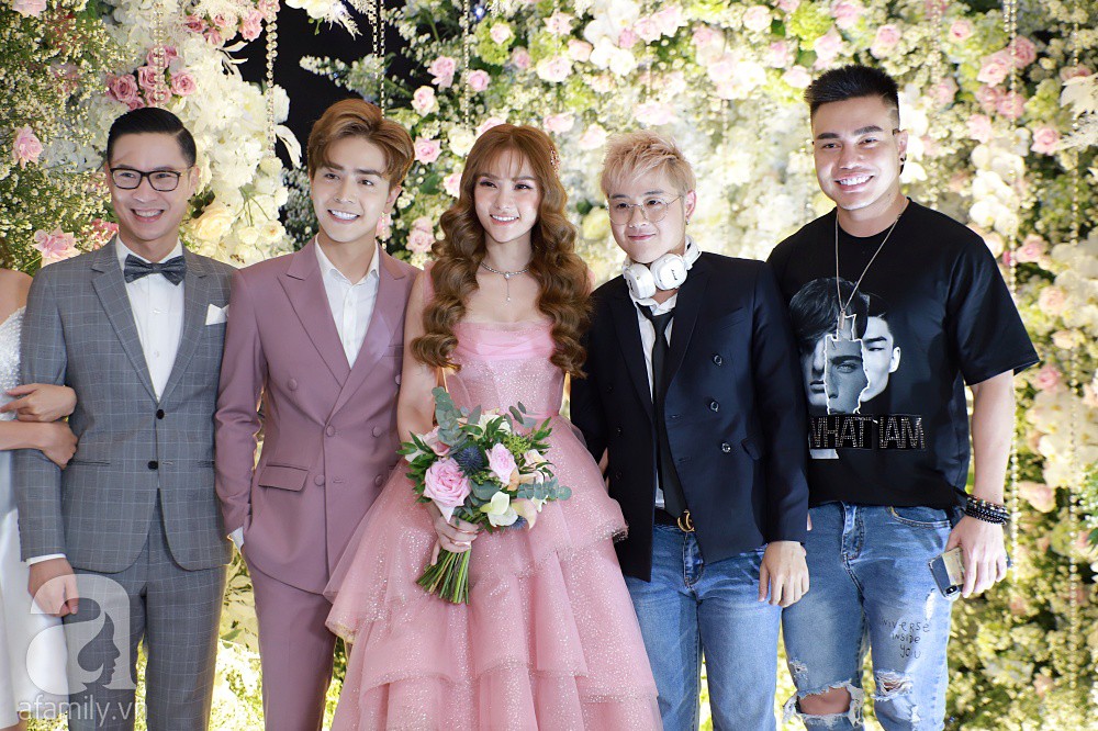 Dàn khách mời khủng xuất hiện sớm trong lễ cưới của giọng ca Mỗi người một nơi cùng chồng kém 10 tuổi-23
