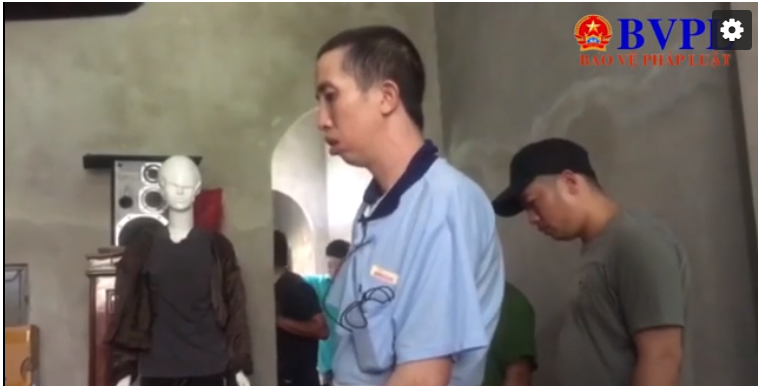 Clip: Bùi Văn Công diễn lại hành vi cưỡng hiếp nữ sinh giao gà, các đối tượng khác giữ tay chân nạn nhân-1