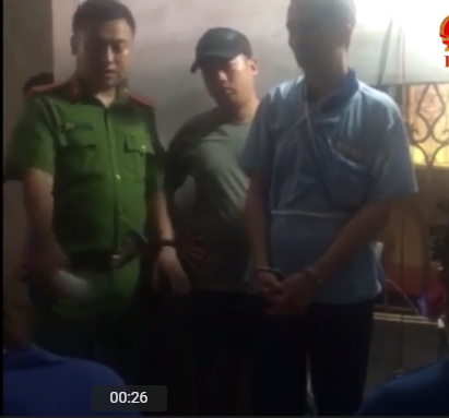 Clip: Bùi Văn Công diễn lại hành vi cưỡng hiếp nữ sinh giao gà, các đối tượng khác giữ tay chân nạn nhân-2