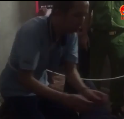 Clip: Bùi Văn Công diễn lại hành vi cưỡng hiếp nữ sinh giao gà, các đối tượng khác giữ tay chân nạn nhân-3