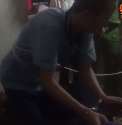 Clip: Bùi Văn Công diễn lại hành vi cưỡng hiếp nữ sinh giao gà, các đối tượng khác giữ tay chân nạn nhân-4