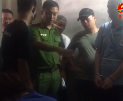 Clip: Bùi Văn Công diễn lại hành vi cưỡng hiếp nữ sinh giao gà, các đối tượng khác giữ tay chân nạn nhân-5