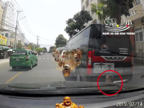 Clip: Thót tim bé gái khoảng 4 tuổi qua đường sơ ý va vào ô tô, may mắn thoát chết trong gang tấc