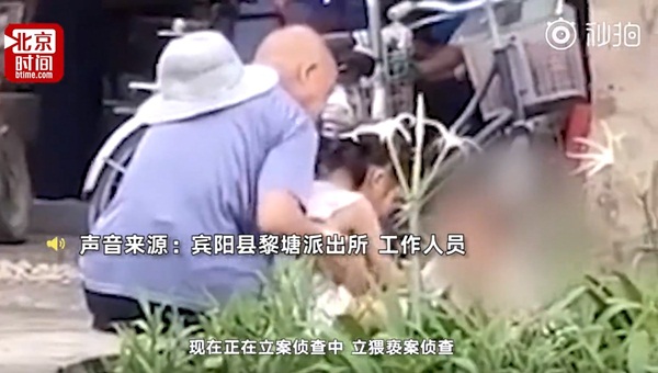 Đang ngồi công viên, đột nhiên có bé gái chạy lại chơi cùng, ông lão tiện tay nựng khiến cư dân mạng phẫn nộ-1