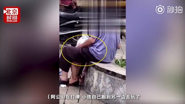 Đang ngồi công viên, đột nhiên có bé gái chạy lại chơi cùng, ông lão tiện tay nựng khiến cư dân mạng phẫn nộ-3