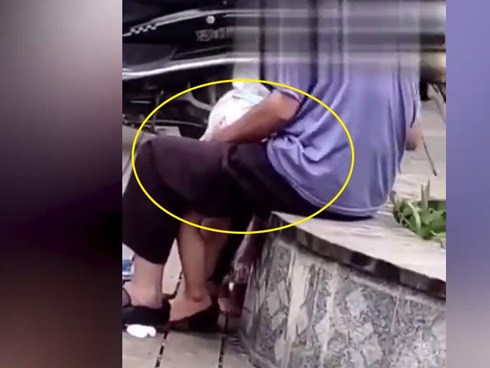 Đang ngồi công viên, đột nhiên có bé gái chạy lại chơi cùng, ông lão tiện tay 