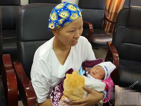 Nụ cười hạnh phúc của mẹ Liên: Bình An ngủ ngoan nhé, mẹ đi bệnh viện rồi sẽ sớm về nhà chơi với con-18