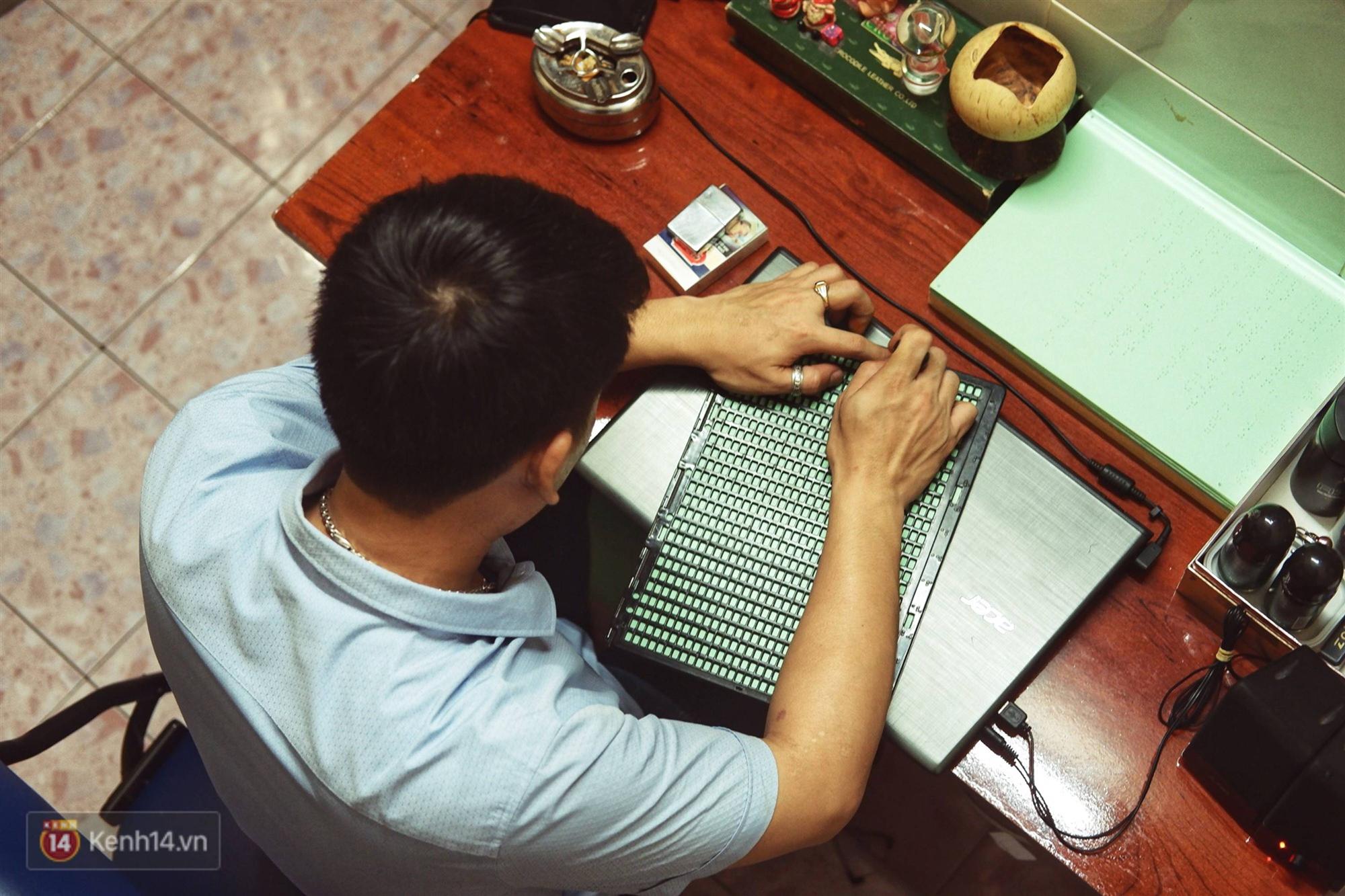 Buổi thi vấn đáp đặc biệt của chàng sinh viên khiếm thị tại trường Luật TP.HCM: Câu chuyện của sống và ước mơ-3