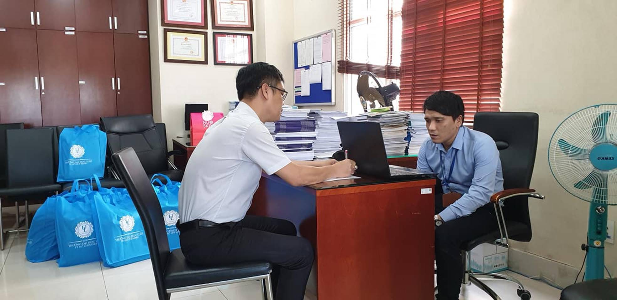 Buổi thi vấn đáp đặc biệt của chàng sinh viên khiếm thị tại trường Luật TP.HCM: Câu chuyện của sống và ước mơ-9