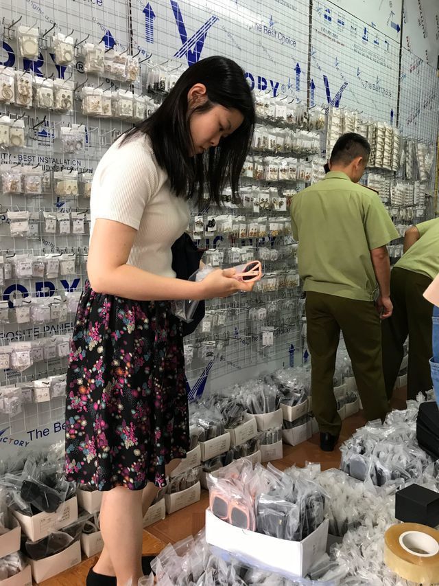 Đột kích Sài Gòn Square, đồng hồ, túi xách giả bán giá hàng trăm triệu-3