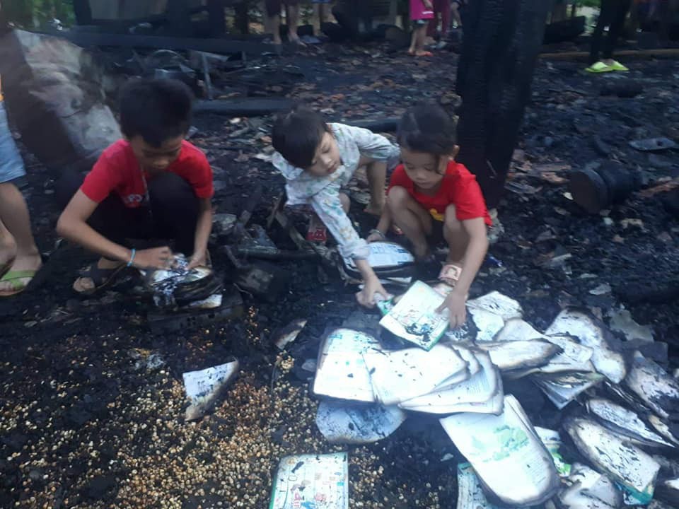 Nhà cháy trong lúc cha mẹ đi chữa bệnh, 3 anh em ngơ ngác bên đống tro tàn-1