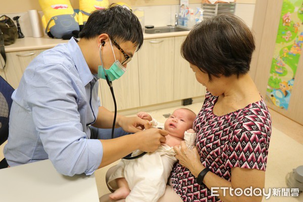 Bé trai sốt 5 ngày không khỏi, nhiễm trùng cao gấp 13 lần thông thường: Bác sĩ nhắc mẹ việc cần làm khi con bị sốt-1