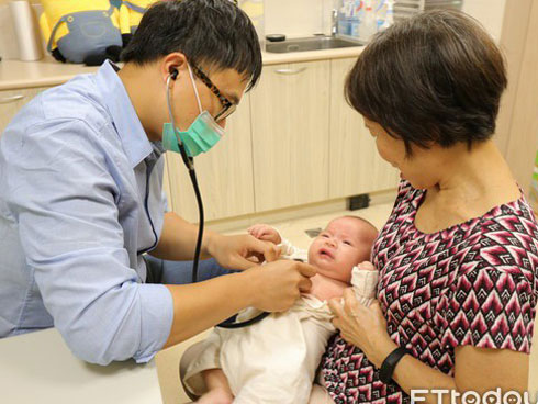 Bé trai 8 tuổi liệt mặt, méo miệng do thói quen dùng điều hoà sai cách-3