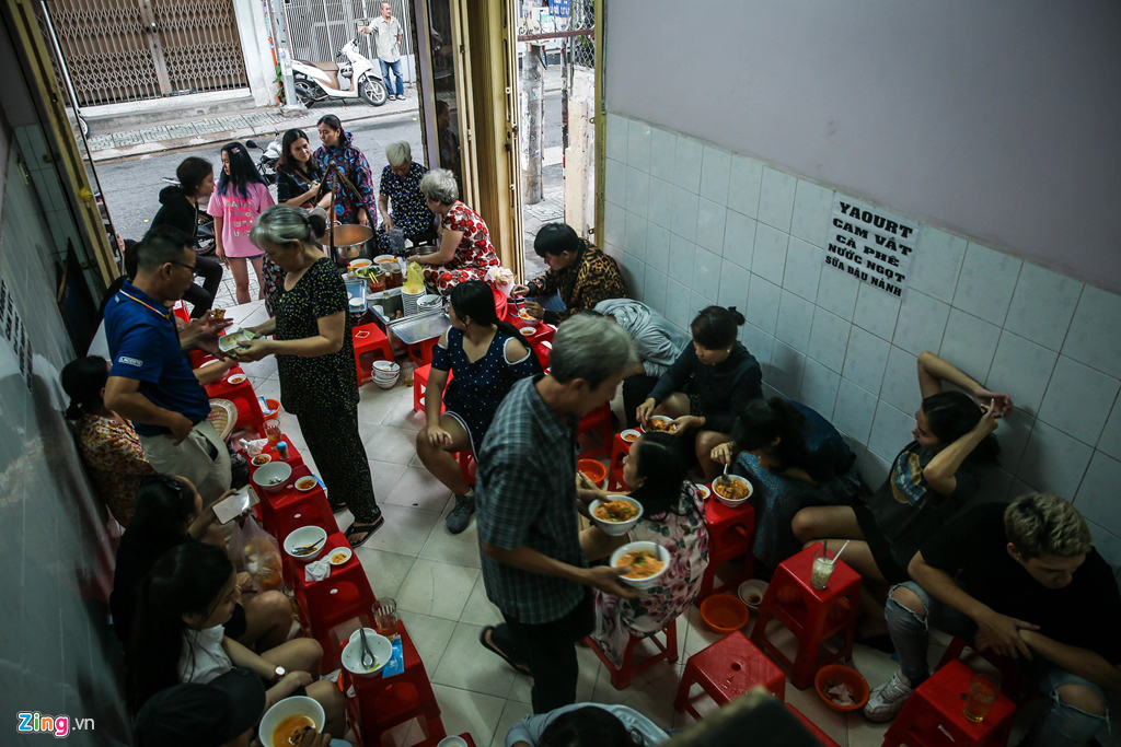 Quán bánh canh bán trong một giờ, thu hơn chục triệu ở Sài Gòn-1