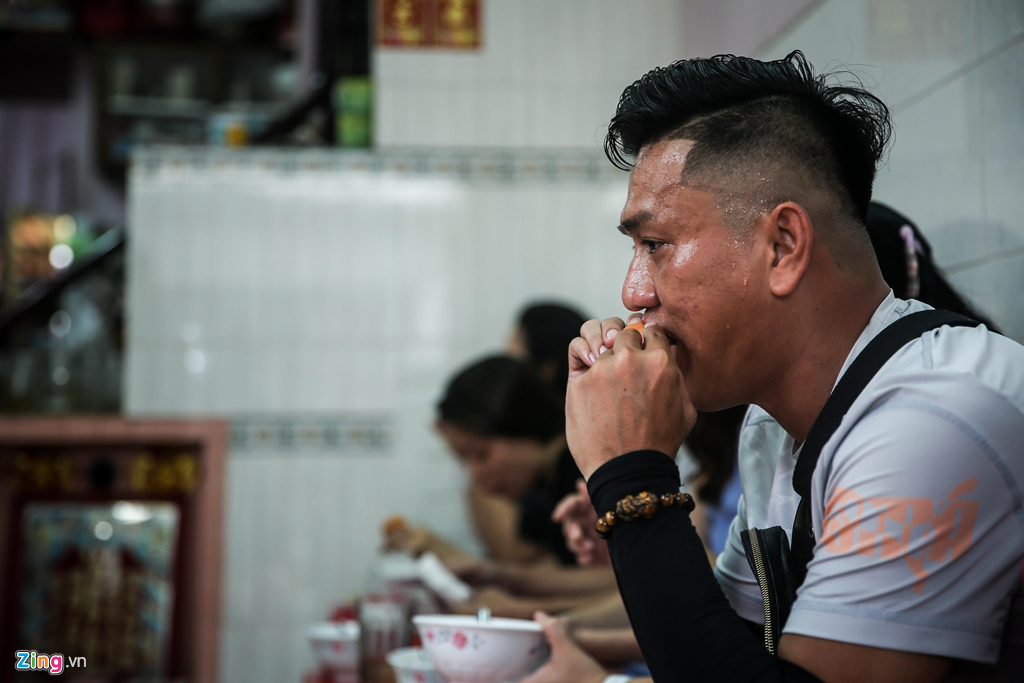Quán bánh canh bán trong một giờ, thu hơn chục triệu ở Sài Gòn-11