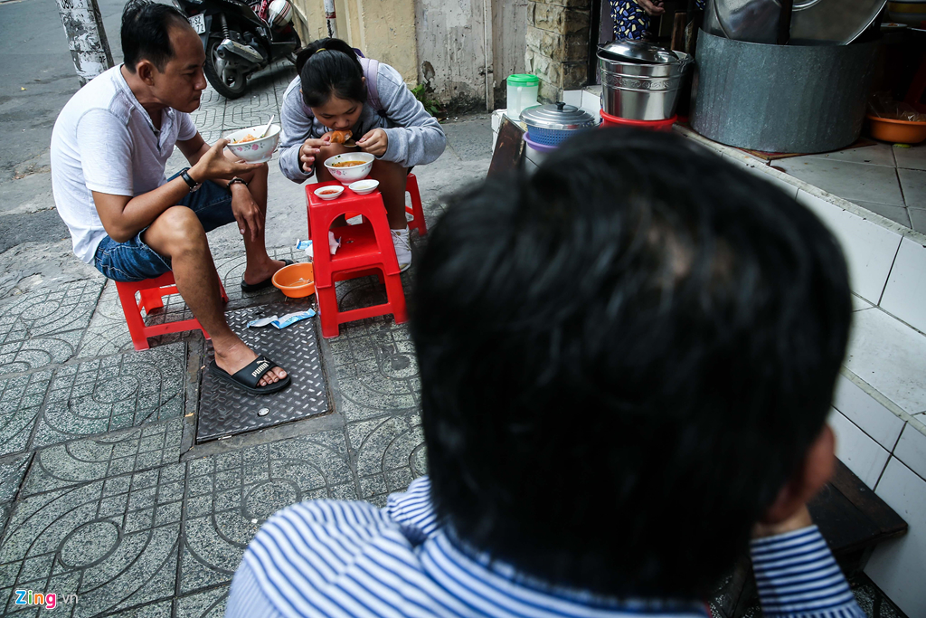 Quán bánh canh bán trong một giờ, thu hơn chục triệu ở Sài Gòn-13