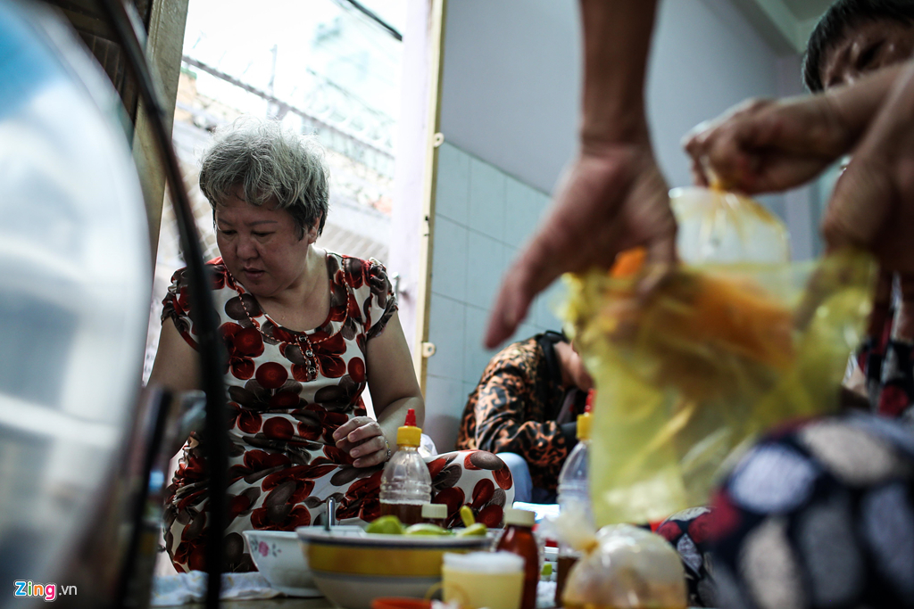 Quán bánh canh bán trong một giờ, thu hơn chục triệu ở Sài Gòn-6
