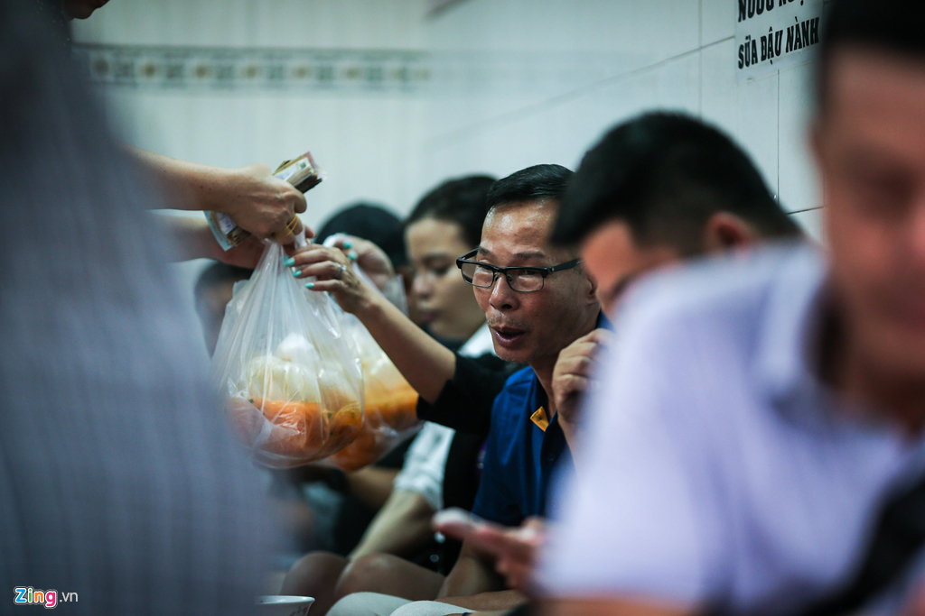 Quán bánh canh bán trong một giờ, thu hơn chục triệu ở Sài Gòn-9