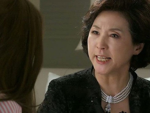 Nửa đêm nghe tiếng róc rách trong nhà tắm, nghĩ mẹ chồng quên khóa vòi nước, tôi hùng hổ bước vào và sững sờ trước bóng lưng của bà-3