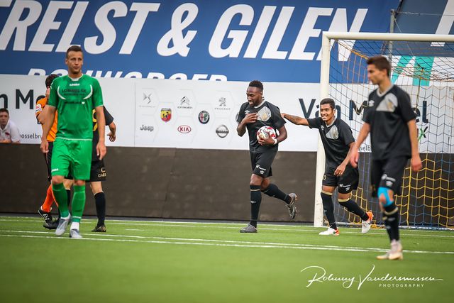 Những khoảnh khắc trong trận cầu ra mắt Sint-Truidense của Công Phượng-13