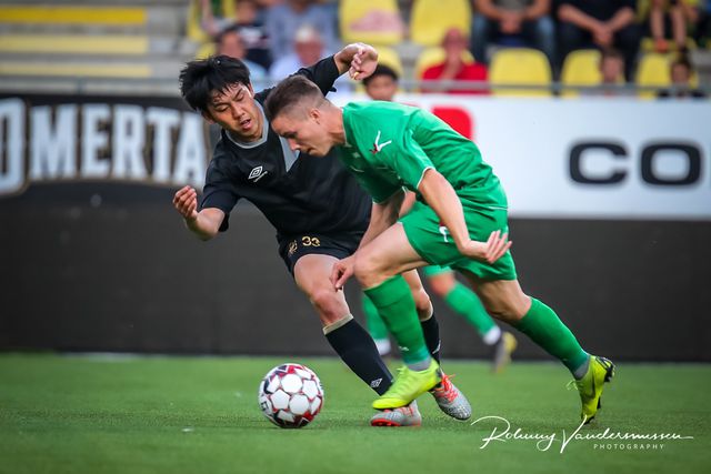 Những khoảnh khắc trong trận cầu ra mắt Sint-Truidense của Công Phượng-14