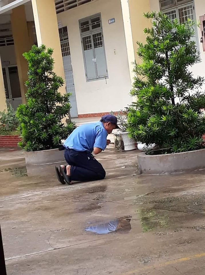 Quỳ ở một góc sân trường cầu cho học sinh đỗ tốt nghiệp 100%, bác bảo vệ dễ thương nhất năm là đây rồi!-1