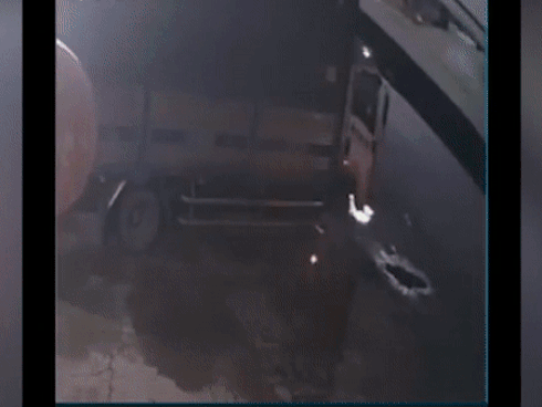 Nổ lớn trong nhà hàng, lính cứu hoả ôm bình gas chạy ra ngoài-1