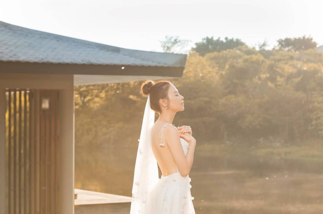 Sốt xình xịch clip cưới của Cường Đô La và Đàm Thu Trang: Khoá môi cực ngọt, nắm tay đi khắp thế gian bằng siêu xe-1