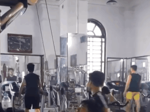 CLIP: Thanh niên vỗ ngực liên hồi vì pha đu xà lần đầu đi gym CLIP: Thanh niên vỗ ngực liên hồi vì pha đu xà lần đầu đi gym