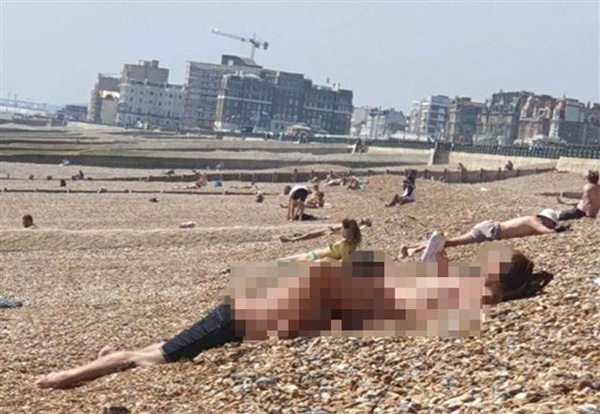 Cô gái khỏa thân phơi nắng trên bờ biển, bạn trai ôm ấp, thản nhiên mây mưa gây choáng-1