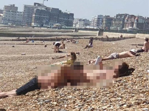 Người đàn ông khỏa thân tập gym ở rìa cầu khiến nhiều người sốc nặng-3