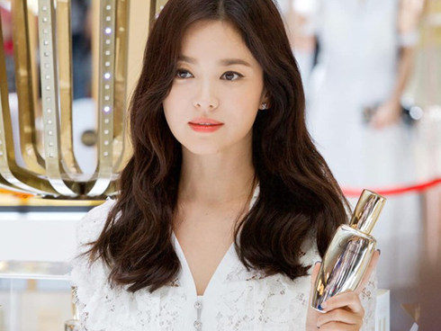 Đâu phải bây giờ mới táo bạo, Song Hye Kyo từng có những khoảnh khắc khoe vòng 1 đầy đặn nóng bỏng thế này cơ mà-13