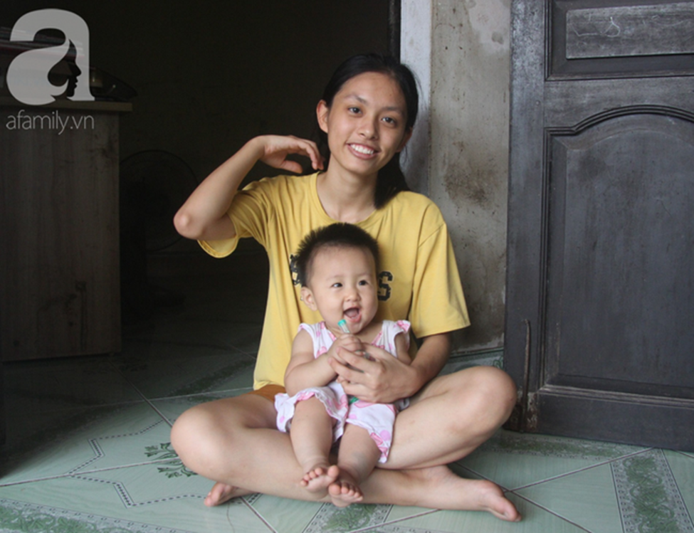 Vừa học, vừa ôm em cho đỡ buồn ngủ, nữ sinh trường làng đỗ thủ khoa khối D1 toàn quốc năm 2019-1