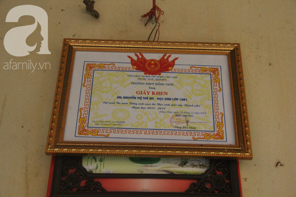 Vừa học, vừa ôm em cho đỡ buồn ngủ, nữ sinh trường làng đỗ thủ khoa khối D1 toàn quốc năm 2019-2