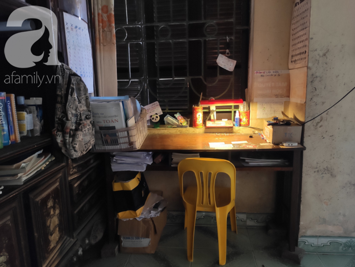 Vừa học, vừa ôm em cho đỡ buồn ngủ, nữ sinh trường làng đỗ thủ khoa khối D1 toàn quốc năm 2019-3