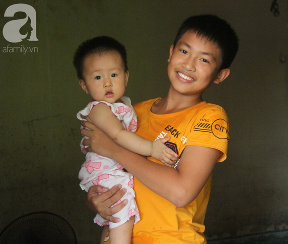 Vừa học, vừa ôm em cho đỡ buồn ngủ, nữ sinh trường làng đỗ thủ khoa khối D1 toàn quốc năm 2019-8