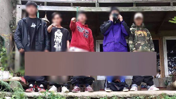 Nhóm thanh niên tụt quần, hớ hênh chụp ảnh check-in tại Đà Lạt bị dân mạng ném đá phải vội xóa bài-1